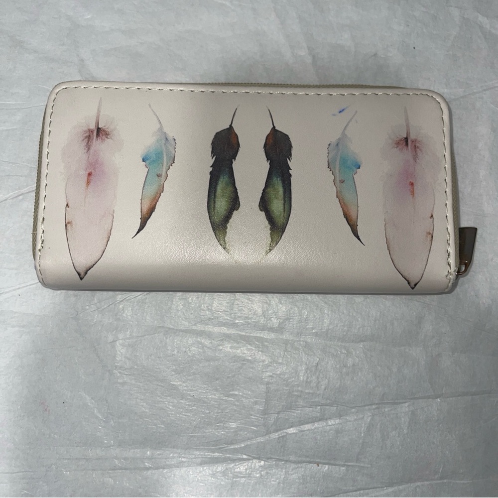 Feather Print Ladies Wallet. Small And Easy To Carry But Holds Everything Needed - Picture 2 of 6